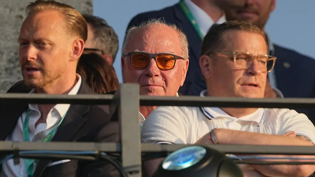 Fussball-Maenner-DFB-Pokal-FC-Bayern-Muenchen-VfB-Stuttgart-Finale-im-Berliner-Olympiastadion-Uli-Hoeness-Ehrenpraesident-Bayern-Muenchen-M-und-Max-Eberl-Sport-Vorstand-Bayern-Muenchen-r-als-Zuschauer-auf-der-Tribuene