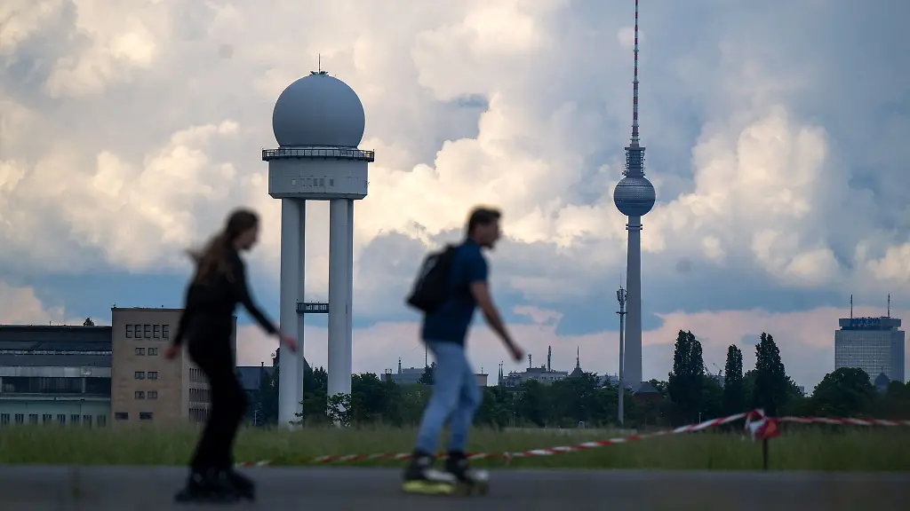 Auf-dem-weitlaeufigen-Tempelhofer-Feld-das-frueher-ein-Flughafen-war-gehen-Menschen-vielfaeltigen-Freizeitaktivitaeten-nach