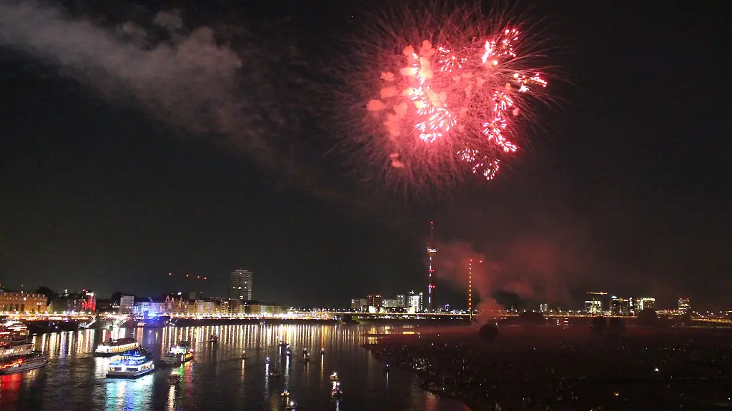 Zum-Abschluss-des-Japan-Tags-zog-ein-Feuerwerk-viele-Zuschauer-an-den-Rhein