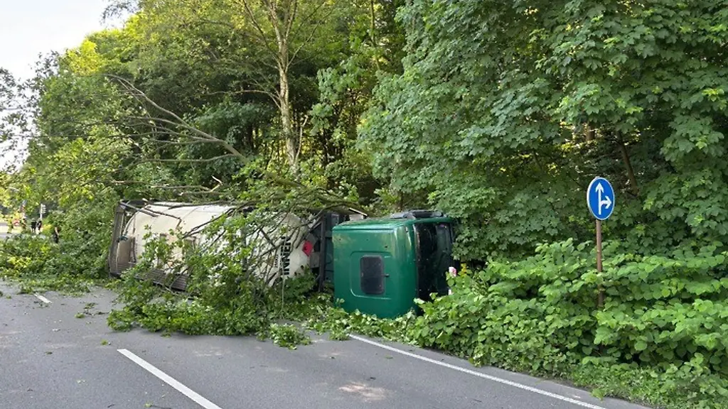 Mehr-als-20-Stunden-hat-es-gedauert-den-Gefahrguttransporter-zu-bergen