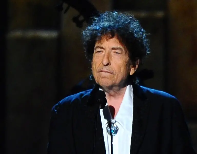 ARCHIV-05-10-2016-USA-Los-Angeles-Der-Musiker-Bob-Dylan-spricht-bei-der-Auszeichnung-Person-des-Jahres-der-Stiftung-MusiCares