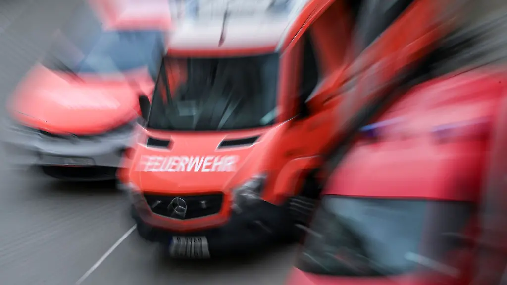 Vier-Bewohner-des-Hauses-mussten-von-den-Einsatzkraeften-der-Feuerwehr-befreit-werden