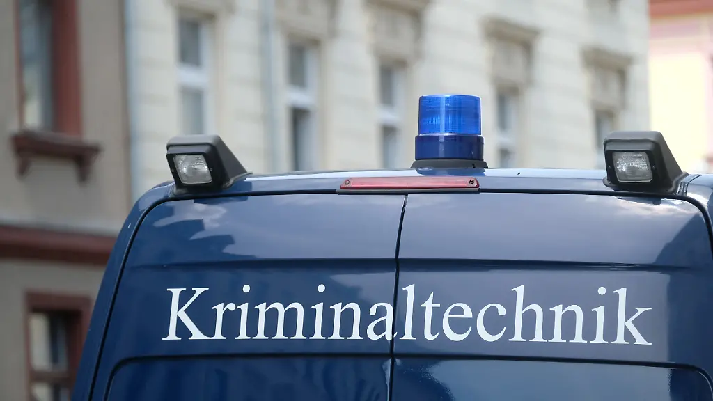 Ein-Fahrzeug-der-Kriminaltechnik-vor-einem-Haus-in-der-Kantstrasse-Dort-soll-sich-am-Dienstag-02-06-2020-ein-Toetungsdelikt-ereignet-haben-bei-dem-ein-24-jaehriger-Pakistaner-ums-Leben-kam