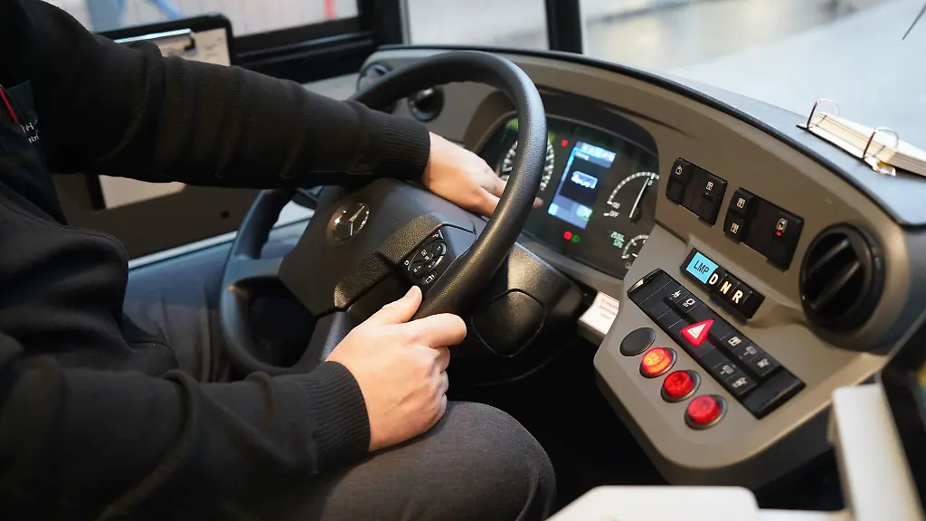 Der-Busfahrer-uebersieht-beim-Einparken-seinen-Lotsen