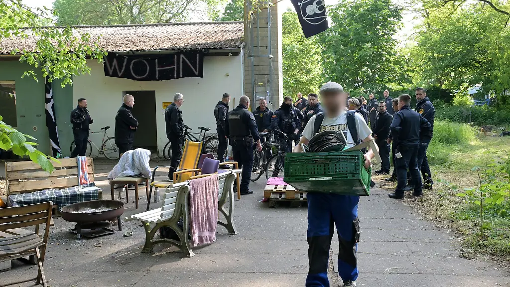 Das-besetzte-Haus-auf-der-Halbinsel-Hermannswerder-in-Potsdam-wurde-geraeumt