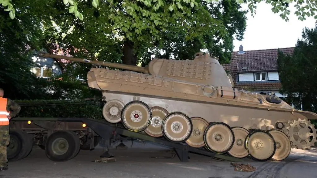 Ein-Panther-Kampfpanzer-wird-zum-Abtransport-vorbereitet