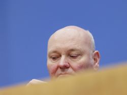 "Kassenlage stärken": Wirtschaftsweiser: Beamte sollen in gesetzliche Krankenversicherung einzahlen