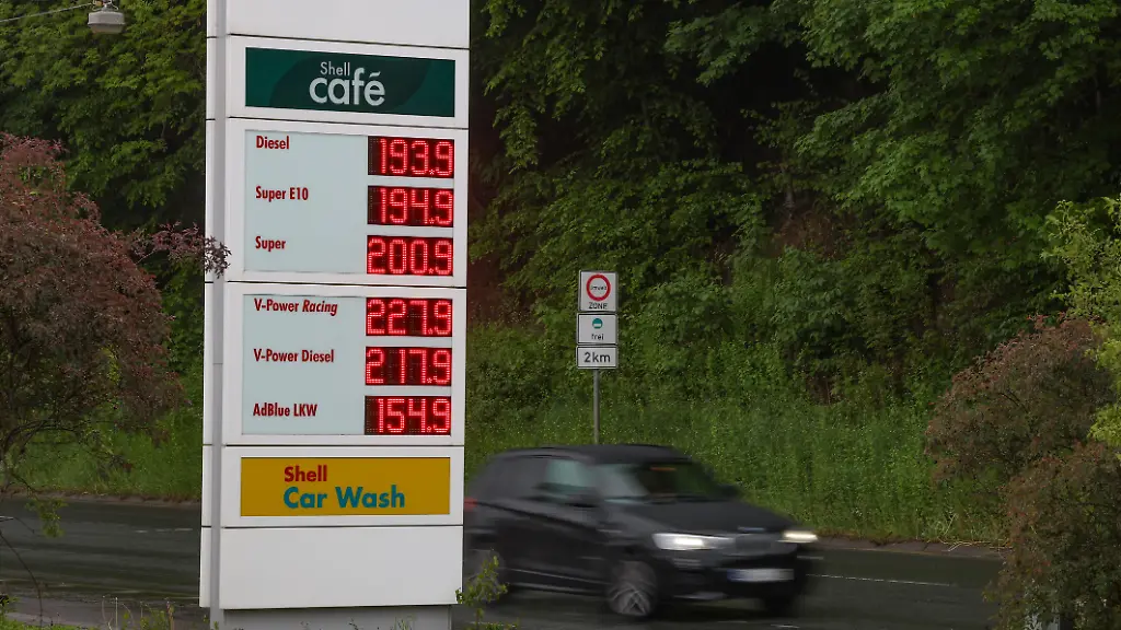 Seit-dem-01-05-2026-gilt-der-Tankrabatt-Die-Bundesregierung-hat-die-Energiesteuer-auf-Benzin-und-Diesel-bis-Ende-Juni-gesenkt-Die-Ersparnis-soll-bei-rund-17-Cent-pro-Liter-liegen-SHELL-Tankstelle-in-Siegen-am-Vormittag-Die-aktuellen-Spritpreise-am-Morgen-zum-Wochenstart-Tankstelle-Spritpreise-am-18-05-2026-in-Siegen-Deutschland