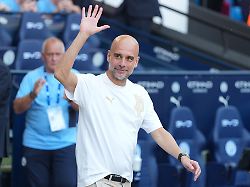 Nach Zehn Jahren Verabschiedete Sich Trainer Pep Guardiola Bei Manchester City