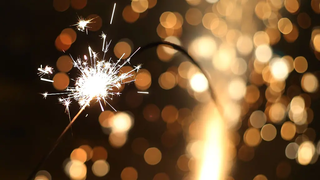 An-Silvester-schoen-im-Treppenhaus-eine-Gefahr-In-einem-Hochhaus-wurden-Grillanzuender-und-Wunderkerzen-verteilt-und-sorgten-fuer-einen-Feuerwehreinsatz