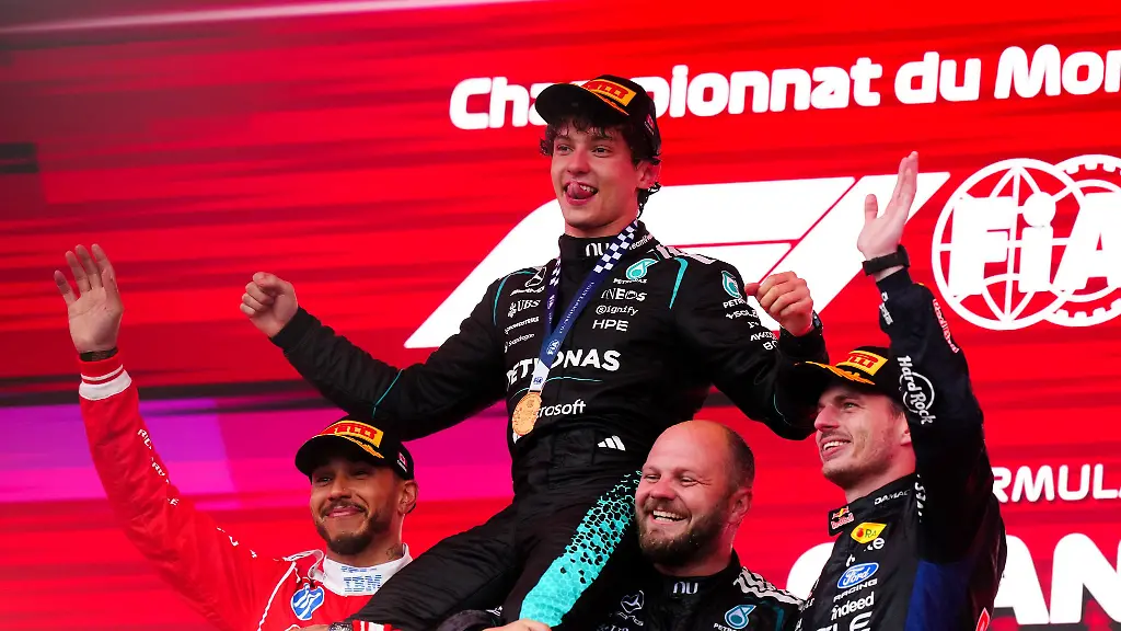 Die-erfolgreichsten-Formel-1-Piloten-im-Feld-huldigen-dem-Teeanager