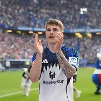 Fussball-Maenner-Bundesliga-Hamburger-SV-SC-Freiburg-33-Spieltag-im-Volksparkstadion-Luka-Vuskovic-2-v-l-Hamburger-SV-jubelt-nach-Spielende-den-Fans-auf-der-Tribuene-zu