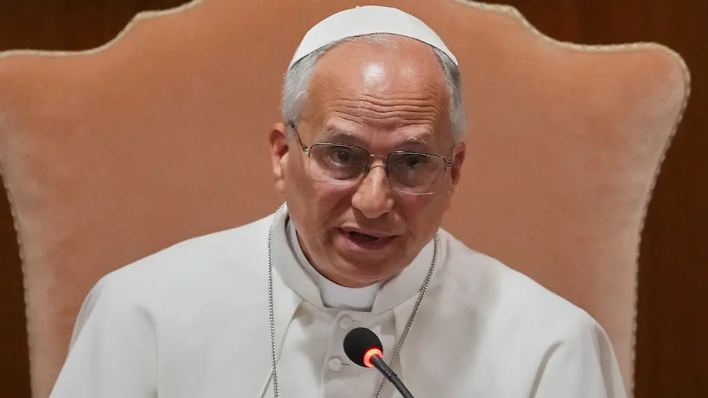 Papst-Leo-XIV-spricht-waehrend-der-Vorstellung-seiner-ersten-Enzyklika-mit-dem-Titel-Magnifica-Humanitas-Grossartige-Menschheit-zu-Darin-warnt-das-Oberhaupt-der-Katholiken-vor-zahlreichen-Gefahren-die-KI-fuer-das-menschliche-Zusammenleben-bedeute