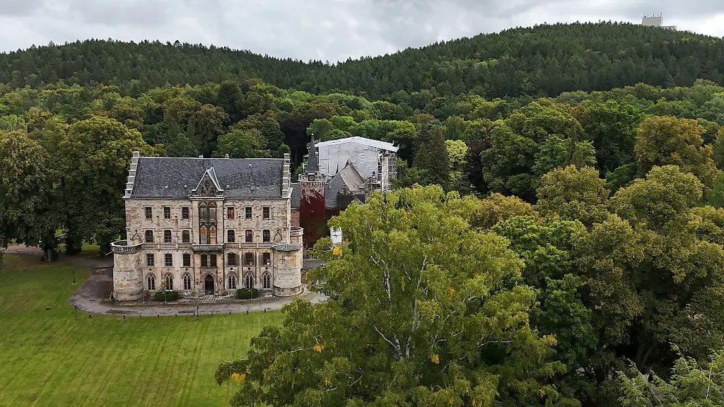 Schloss-Reinhardsbrunn-gehoert-zu-den-Sehenswuerdigkeiten-in-Friedrichroda