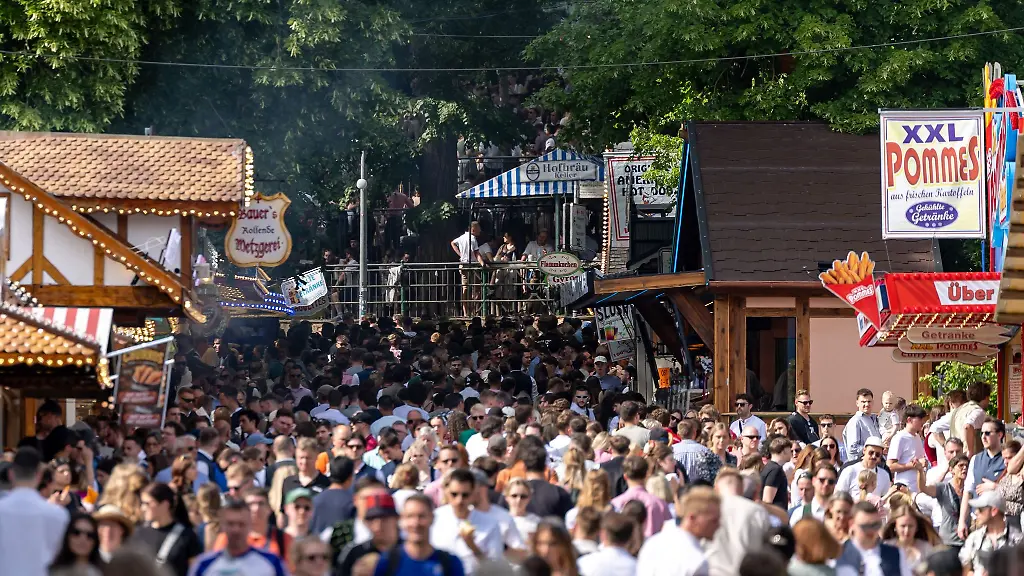 Die-Menschen-zieht-es-bei-schoenem-Wetter-massenhaft-auf-den-Berg