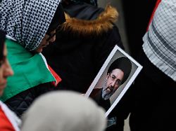 Bild: Teheran dementiert Spekulationen: Chamenei soll nur 
