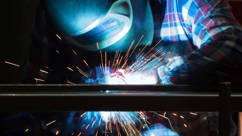Ein-Schweisser-schweisst-Maschinenteile-zusammen