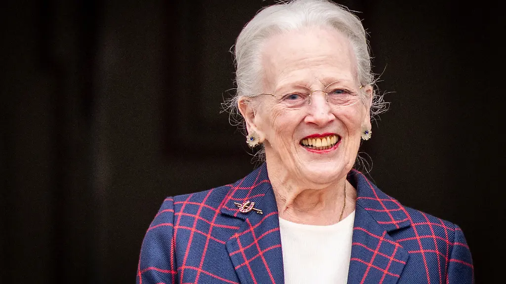 Daenemarks-ehemalige-Koenigin-Margrethe-laechelt-an-ihrem-86-Geburtstag-im-Innenhof-von-Schloss-Fredensborg
