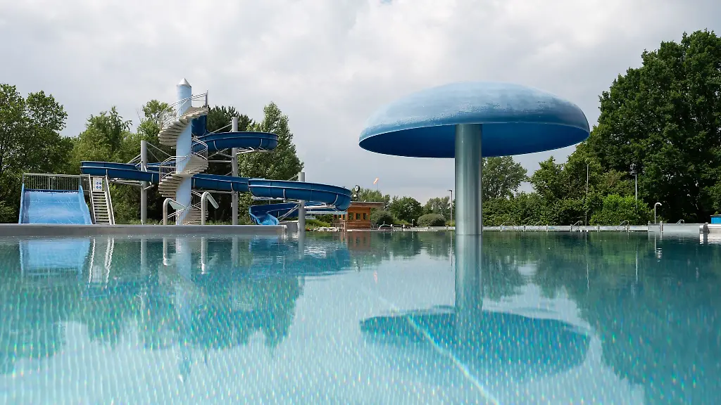 Ein-Vierjaehriger-stirbt-im-Freibad-Willersinnweiher