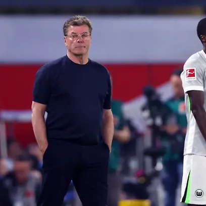 Soccer-Football-Bundesliga-Relegation-Playoff-Second-Leg-SC-Paderborn-v-VfL-Wolfsburg-Home-Deluxe-Arena-Paderborn-Germany-May-25-2026-VfL-Wolfsburg-coach-Dieter-Hecking-and-Sael-Kumbedi-react-during-the-match-REUTERS-Thilo-Schmuelgen-DFL-REGULATIONS-PROHIBIT-ANY-USE-OF-PHOTOGRAPHS-AS-IMAGE-SEQUENCES-AND-OR-QUASI-VIDEO