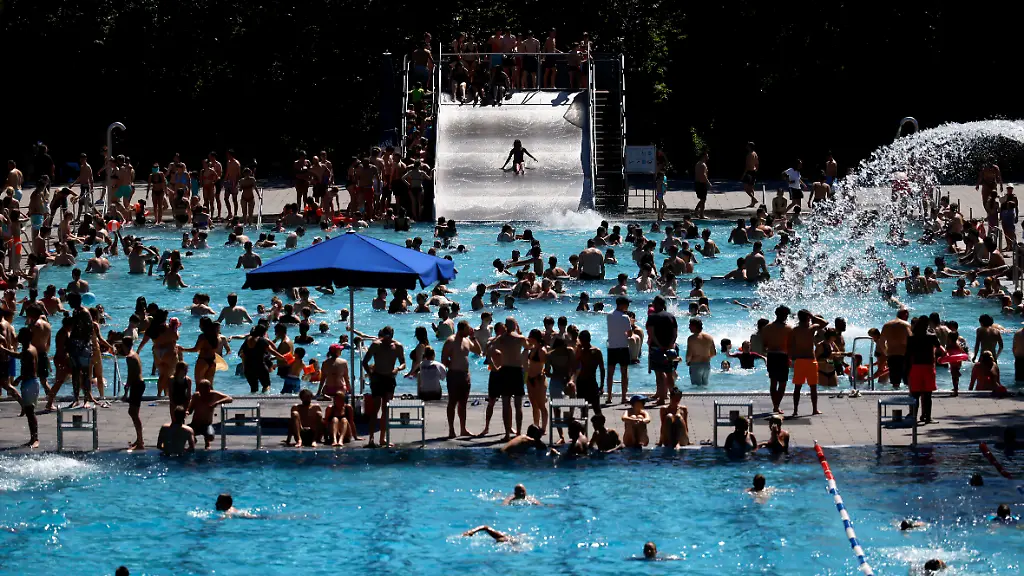 Im-Koelner-Stadionbad-geniessen-Badegaeste-bei-sommerlichen-Temperaturen-die-Freibad-Saison-Das-Rheinland-aechzt-unter-heissem-Wetter-zu-Pfingsten-Der-Deutsche-Wetterdienst-warnt-bereits-vor-Hitzegewittern-Koeln-25-05