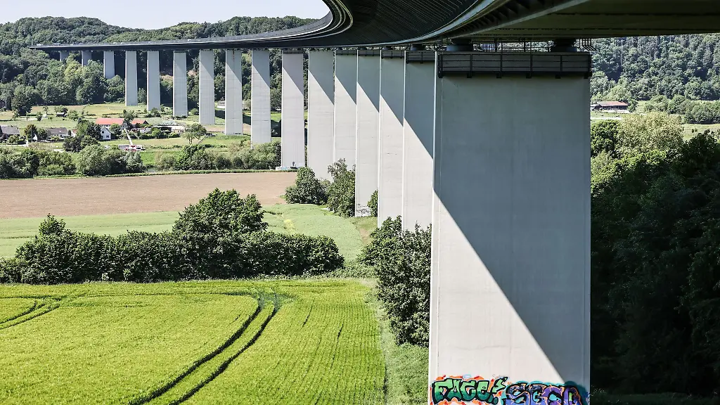 Auf-1-8-Kilometern-Laenge-ueberspannt-die-Mintarder-Bruecke-das-Ruhr-Tal-bei-Muelheim-Ruhr