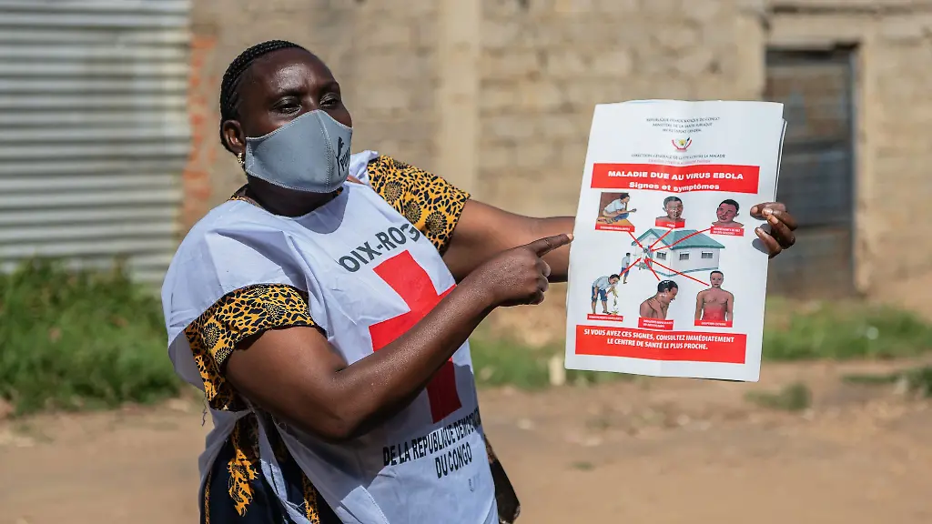 Helfer-des-Roten-Kreuzes-betreiben-Aufklaerung-ueber-Ebola-aber-zahlreiche-Menschen-in-der-betroffenen-Region-halten-die-Krankheit-fuer-einen-Mythos