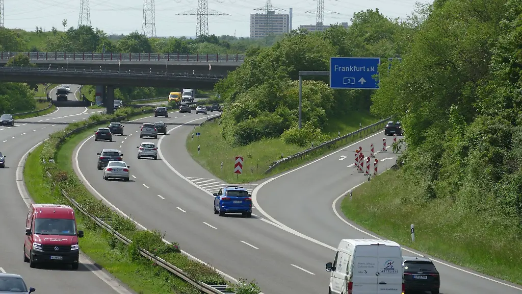Blick-auf-die-Verbindung-von-der-A560-auf-die-A3-im-Autobahnkreuz-Bonn-Siegburg