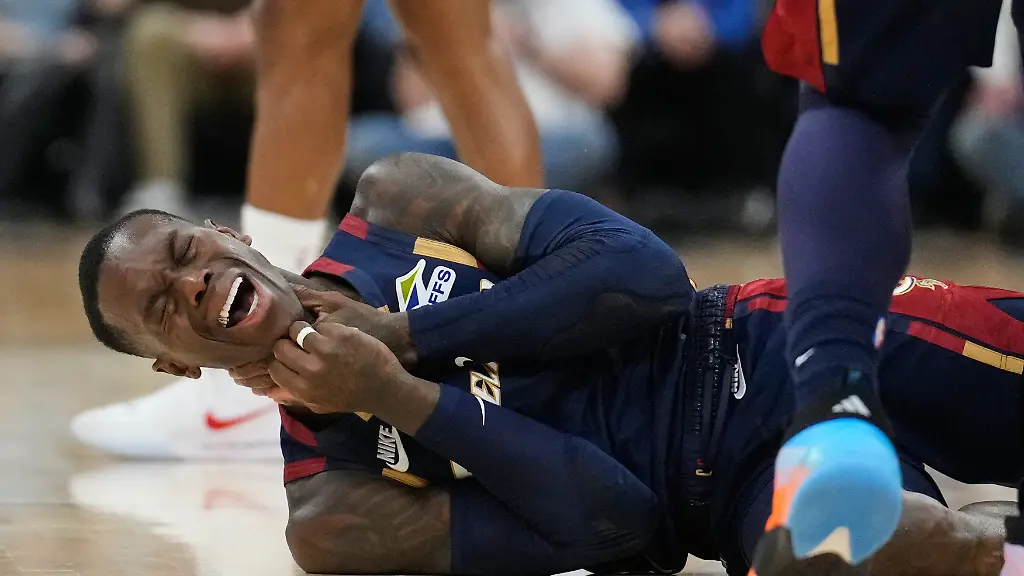 Basketball-Maenner-NBA-Play-off-Runde-Eastern-Conference-Halbfinale-3-Spieltag-Cleveland-Cavaliers-Detroit-Pistons-Cleveland-Cavaliers-Guard-Dennis-Schroeder-reagiert-nachdem-er-am-Hals-getroffen-wurde