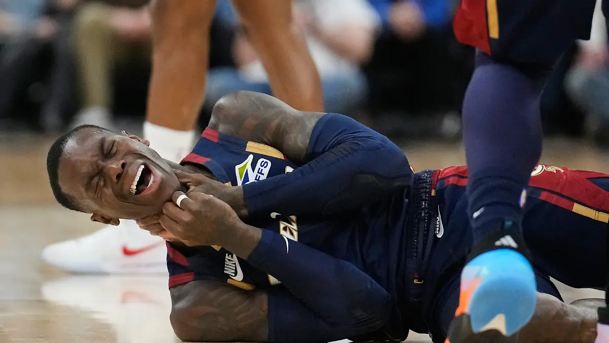 Basketball-Maenner-NBA-Play-off-Runde-Eastern-Conference-Halbfinale-3-Spieltag-Cleveland-Cavaliers-Detroit-Pistons-Cleveland-Cavaliers-Guard-Dennis-Schroeder-reagiert-nachdem-er-am-Hals-getroffen-wurde