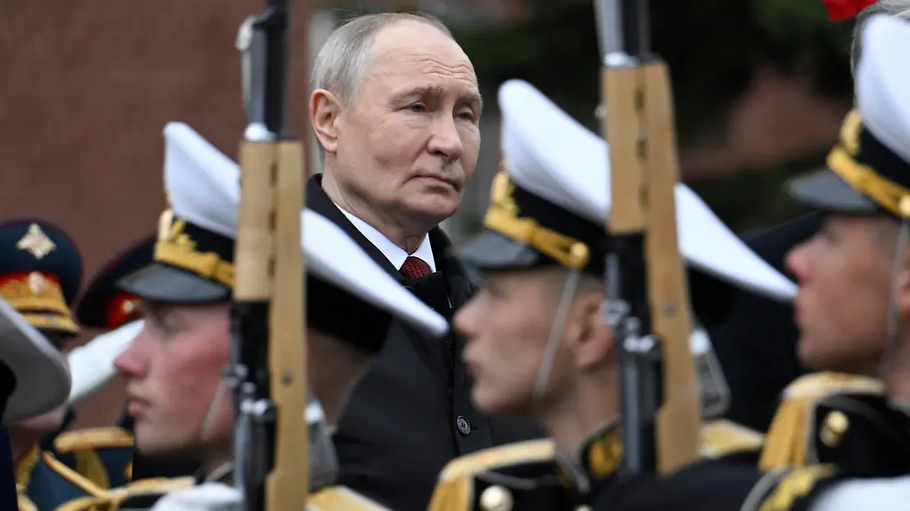 Russian-President-Vladimir-Putin-attends-a-ceremony-to-lay-flowers-at-the-Tomb-of-the-Unknown-Soldier-by-the-Kremlin-wall-in-central-Moscow-Russia-on-May-9-2026