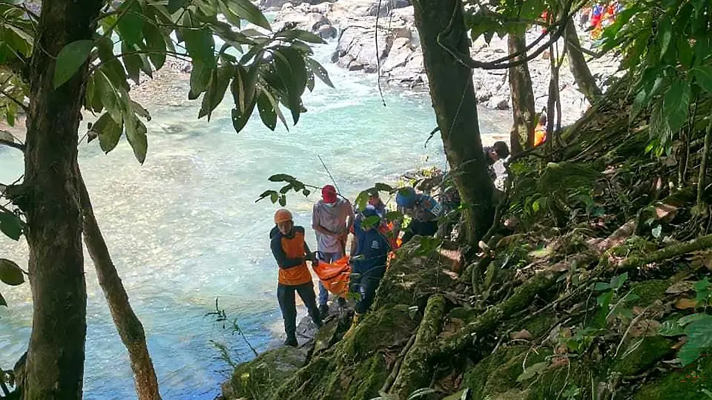 Auf-diesem-vom-Maumere-Search-and-Rescue-Office-zur-Verfuegung-gestellten-Foto-bergen-Einsatzkraefte-die-Leichen-von-zwei-oesterreichischen-Touristen-auf-der-indonesischen-Insel-Flores-Die-beiden-Urlauber-waren-am-24-05-2026-beim-Einsturz-einer-Haengebruecke-auf-dem-Weg-zum-Cunca-Wulang-Wasserfall-ums-Leben-gekommen