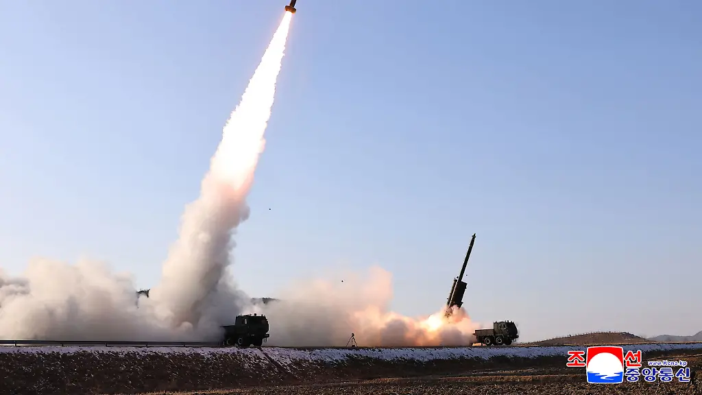 Die-von-der-staatlichen-nordkoreanischen-Nachrichtenagentur-KCNA-am-27-01-2026-zur-Verfuegung-gestellte-Aufnahme-zeigt-nach-Angaben-von-KCNA-den-Test-von-ballistischen-Raketen-an-einem-nicht-genannten-Ort-Unabhaengige-Journalisten-hatten-keinen-Zugang-zu-dem-Ereignis-das-auf-diesem-von-der-nordkoreanischen-Regierung-verbreiteten-Bild-zu-sehen-ist-Der-Inhalt-dieses-Bildes-ist-so-wie-er-zur-Verfuegung-gestellt-wurde-und-kann-nicht-unabhaengig-ueberprueft-werden-Das-Wasserzeichen-in-koreanischer-Sprache-auf-dem-Bild-lautet-wie-von-der-Quelle-angegeben-KCNA-ist-die-Abkuerzung-fuer-Korean-Central-News-Agency