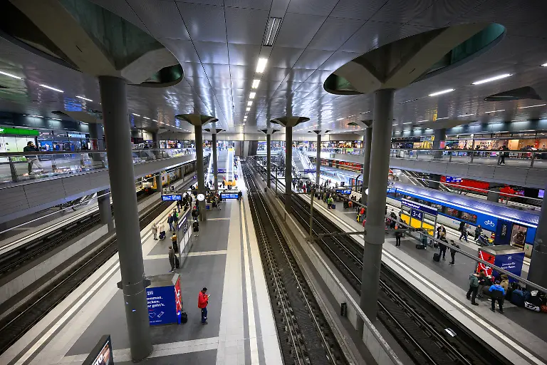 PRODUKTION-13-05-2026-Berlin-Reisende-stehen-auf-den-Bahnsteigen-im-Berliner-Hauptbahnhof-Der-neue-Berliner-Hauptbahnhof-direkt-am-Regierungsviertel-wurde-am-26-05-2006-eroeffnet-kurz-vor-der-Fussball-WM-Mit-Baukosten-von-ueber-einer-Milliarde-Euro-galt-er-als-der-aufwaendigste-Bahnhofsneubau-der-Nachkriegszeit