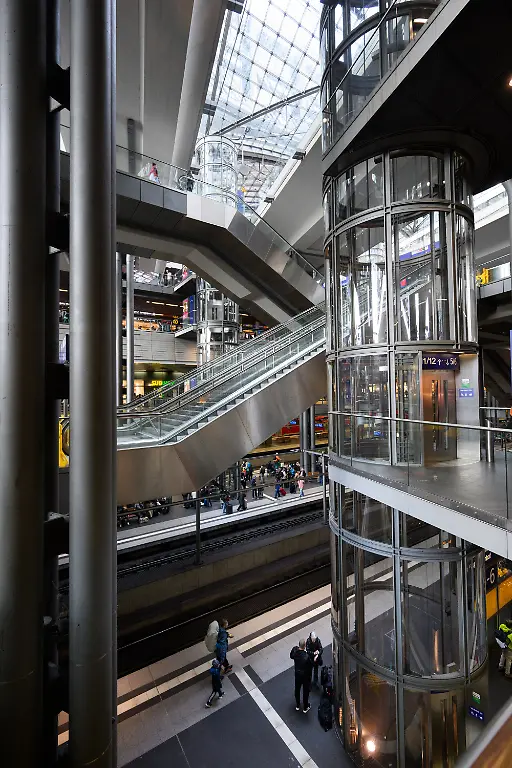 PRODUKTION-13-05-2026-Berlin-Reisende-stehen-auf-den-Bahnsteigen-im-Berliner-Hauptbahnhof-Der-neue-Berliner-Hauptbahnhof-direkt-am-Regierungsviertel-wurde-am-26-05-2006-eroeffnet-kurz-vor-der-Fussball-WM-Mit-Baukosten-von-ueber-einer-Milliarde-Euro-galt-er-als-der-aufwaendigste-Bahnhofsneubau-der-Nachkriegszeit