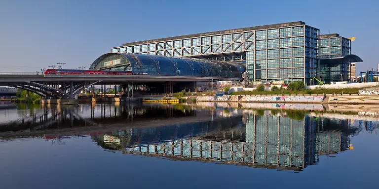 Berliner-Hauptbahnhof-vom-Alexanderufer-am-Humboldthafen-aus-gesehen-Deutschland-Europa-Berliner-Hauptbahnhof-vom-Alexanderufer-am-Humboldthafen-aus-gesehen-Deutschland-Europa-LicenseRM-Copyright-xZoonar