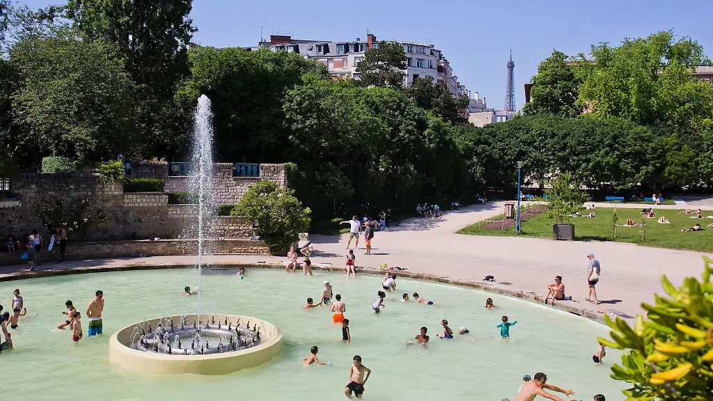 A-heatwave-hits-Paris-here-children-and-parents-cool-off-in-the-water-of-the-fountain-at-Square-Saint-Lambert-15th-district-even-though-swimming-is-prohibited-The-square-s-staff-intervened-once-in-the-mid-afternoon-to-ask-everyone-to-leave-Paris-On-May-25-2026-Paris-FRANCE-25-05-2026-Vague-de-chaleur-sur-Paris-ici-des-enfants-et-parents-se-rafraichissent-dans-l-eau-de-la-fontaine-du-Square-Saint-Lambert-pourtant-la-baignade-est-interdite-les-agents-du-square-interviendront-une-fois-pour-faire-sortir-tout-le-monde-en-milieu-d-apres-midi-Paris-FRANCOLONXAVIER-Sipa