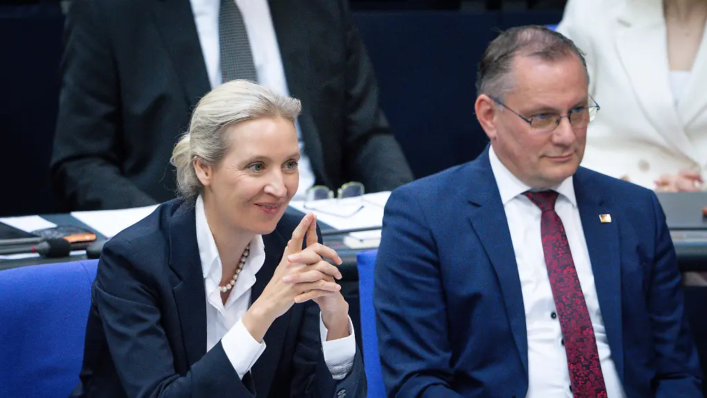 Alice-Weidel-AfD-gemeinsam-mit-Tino-Chrupalla-AfD-im-Plenum-bei-der-80-Sitzung-des-Deutschen-Bundestag-in-Berlin-21-05