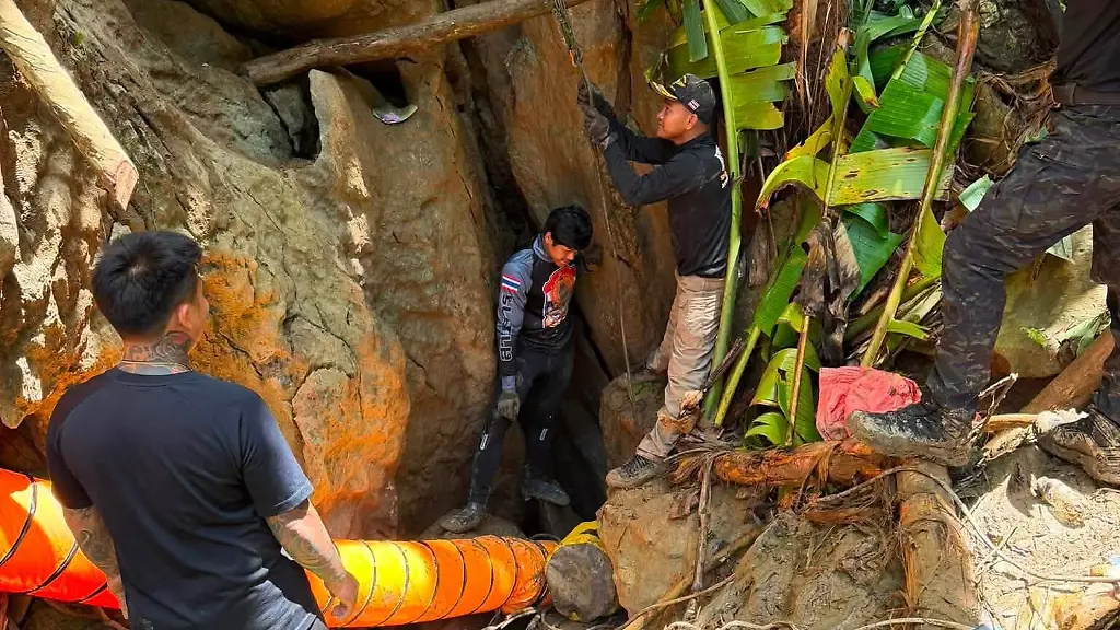 In-diesem-von-der-Rettungsorganisation-Metta-Tham-Rescue-Kalasin-via-AP-zur-Verfuegung-gestellten-Foto-arbeiten-Retter-daran-sieben-Menschen-zu-erreichen-die-in-einer-Hoehle-in-der-Provinz-Xaisomboun-eingeschlossen-sind