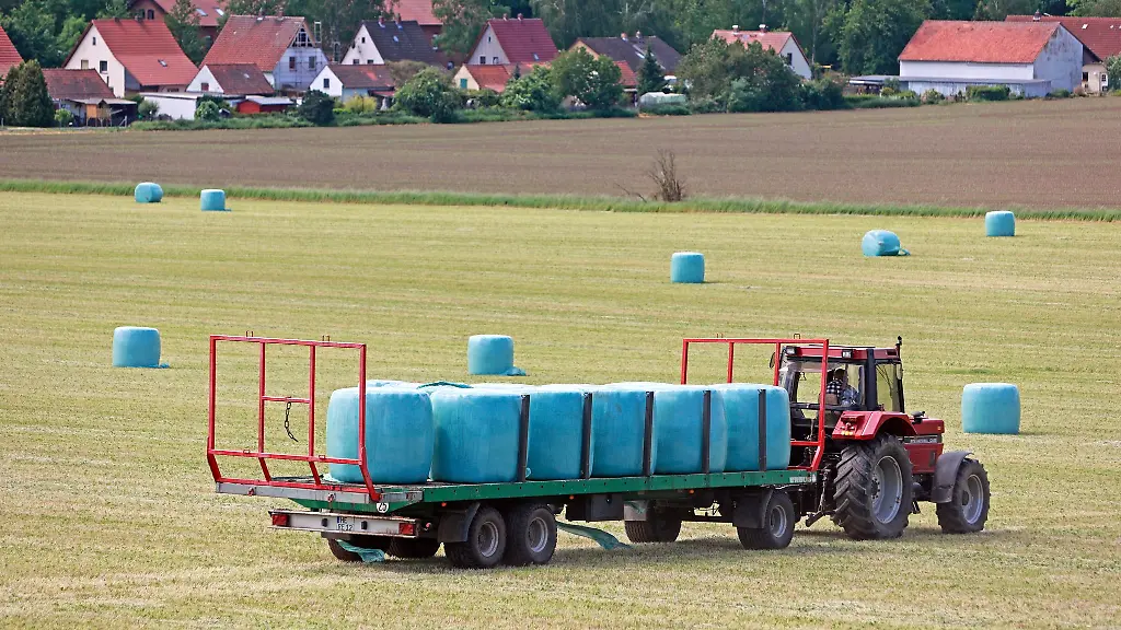 Beim-Verladen-von-Heuballen-auf-einen-Anhaenger-seines-Traktors-war-der-Mann-ueberrollt-worden