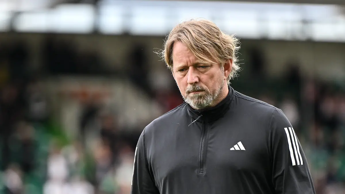 FUERTH-GERMANY-17-MAI-Players-of-Fortuna-Dusseldorf-after-the-ABSTIEG-Traurig-Niedergeschlagen-after-the-2-Bundesliga-Bundesliga-second-division-Match-between-SpVgg-Greuther-Fuehrt-vs
