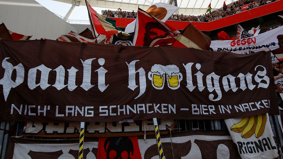 Es gibt auch humorlose Fans des FC St. Pauli: Plakat beim Spiel in Leverkusen.