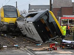 "Bahnschranke war geschlossen": Schulbus kollidiert mit Zug in Belgien - mehrere Tote