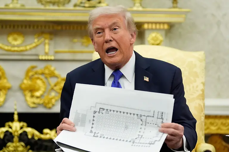 US-Praesident-Donald-Trump-haelt-einen-Sitzplan-des-neuen-Ballsaals-im-Weissen-Haus-in-der-Hand