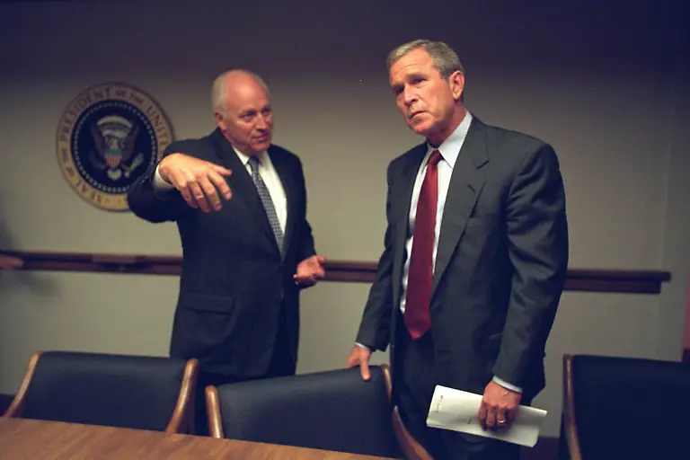 dpatopbilder-epa04860728-A-handout-photo-provided-by-the-US-National-Archives-via-the-Vice-Presidential-Records-of-the-Photography-Office-on-25-July-2015-shows-former-US-President-George-W-Bush-R-and-foremr-US-Vice-President-Dick-Cheney-in-the-President-s-Emergency-Operations-Center-PEOC-in-Washington-DC-USA-11-September-2001