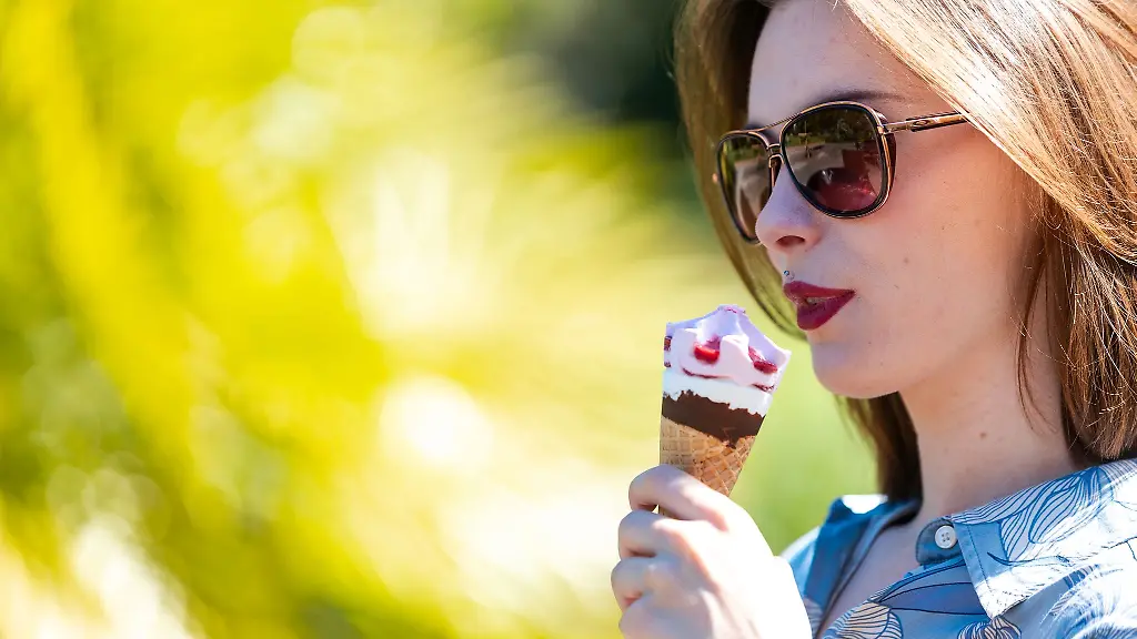 Sonnenbrille-und-Eis-empfehlen-sich-waehrend-fruehsommerlich-heisser-Tage