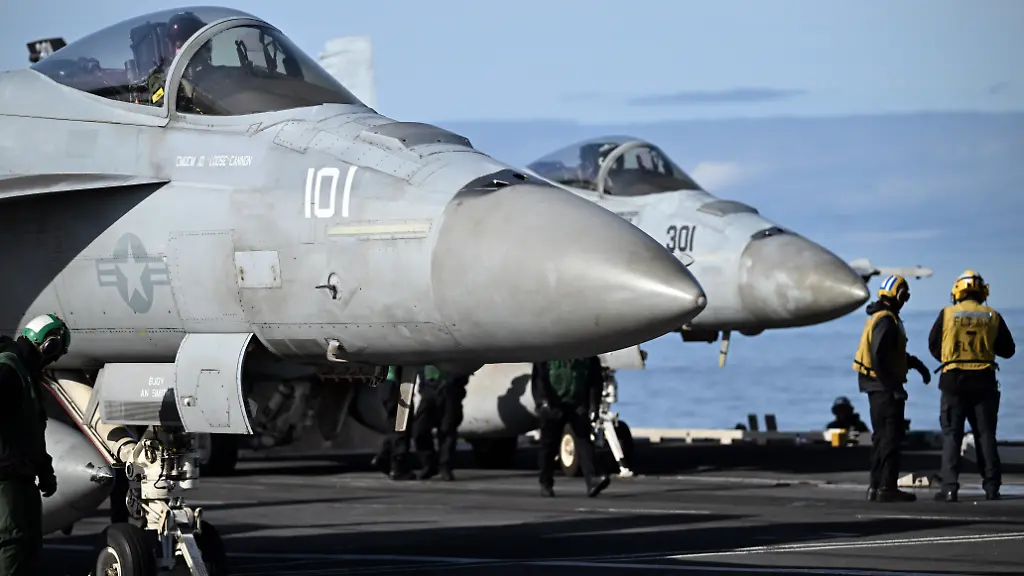 Kampfjets-vom-Typ-F-18-werden-auf-dem-Flugzeugtraeger-USS-Gerald-R-Ford-zum-Start-vorbereitet-Seestreitkraefte-der-Nato-demonstrieren-inmitten-zunehmender-Spannungen-mit-Russland-ihre-Faehigkeit-fuer-Abschreckung-und-Verteidigung-An-der-Uebung-Neptun-Strike-25-nahm-am-Donnerstag-auch-der-Verband-um-den-groessten-US-Flugzeugtraeger-USS-Gerald-R-Ford-teil-der-mit-Zerstoerern-in-der-Nordsee-vor-der-Kueste-Daenemarks-war