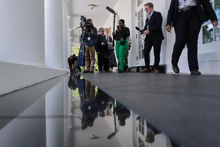 Reporters-check-out-new-black-granite-tiles-on-the-colonnade-after-an-Oval-Office-event-with-U-S-President-Donald-Trump-at-the-White-House-in-Washington-D-C-U-S-April-30-2026