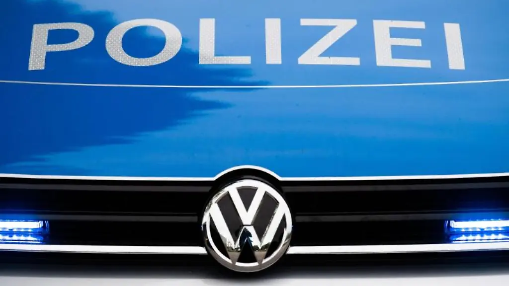 Ein-Blaulicht-leuchtet-an-einer-Polizeistreife