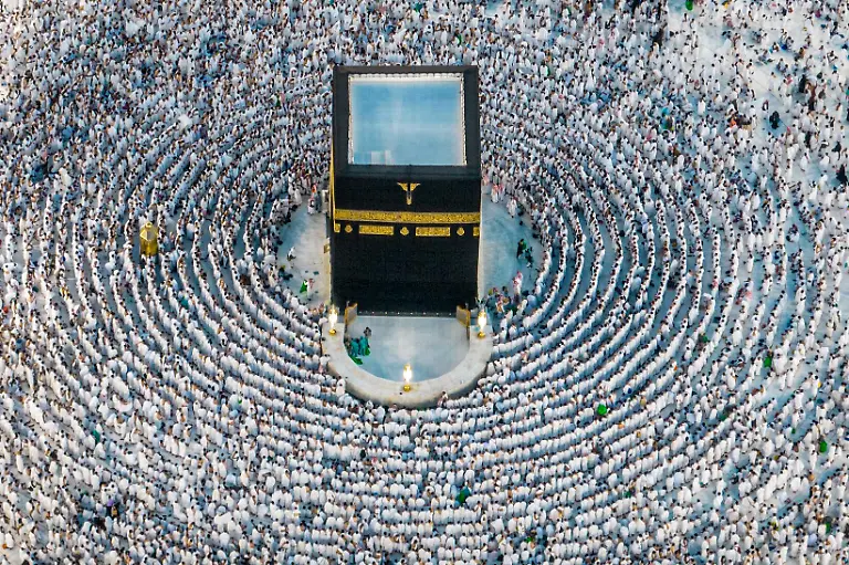 Muslime-beten-um-die-Kaaba-in-der-Grossen-Moschee-in-der-heiligen-Stadt-Mekka-in-der-Laylat-al-Qadr-oder-Nacht-der-Bestimmung-einer-der-heiligsten-Naechte-waehrend-des-heiligen-Fastenmonats-Ramadan
